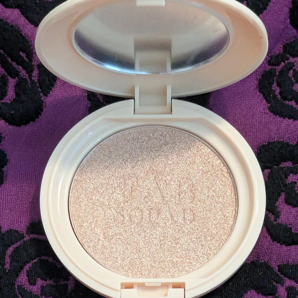 🌅 New Da Lish Highlighter In Sunrise - Soft Golden Glow 🌅